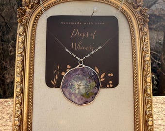 Halsband med lila hartsblommor | Hänge med äkta torkade blommor | Detalj av krossat glas