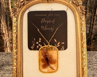 Halsband med guldfärgad hartsblomma | Snyggt hänge med pressat blommotiv | Botaniskt gyllene glitter