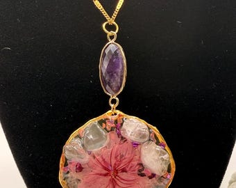 Halsband med hänge i äkta körsbärsblommor och harts | Rosenkvarts, ametist, guldram och botaniska smycken