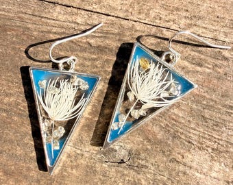 Nyckfulla triangelformade örhängen i harts – inverterade geometriska blommiga örhängen – blå och silverfärgade statement-smycken