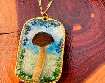 Grillige ketting met echte gedroogde paddenstoelen | Unieke harslandschapshanger