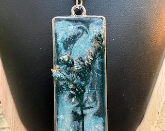 Himmelsblått halsband i harts, 3D-doppad blomma, virvlande skimmer, kedja i rostfritt stål