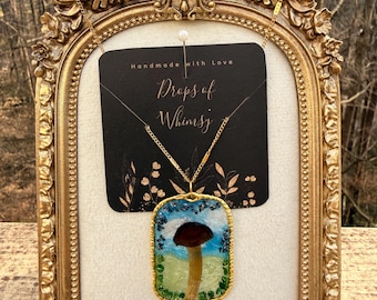 Nyckfullt halsband med äkta torkade svampar | Unikt hänge i hartslandskap