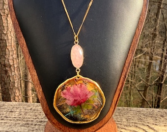 Ketting kersenbloesem en rozenkwarts | Gouden stofharshanger | Romantische bloemensieraden