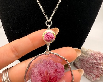 Halsband med äkta pressat körsbärsblommor i rosenkvarts • Hartshänge, silverkedja