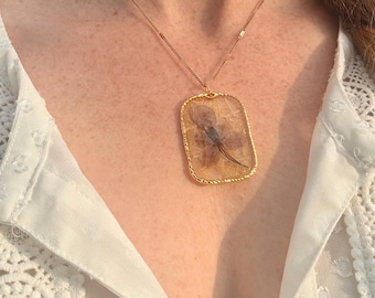 Gouden hars bloem ketting | Grillige hanger met geperste bloem | Botanische gouden glitter