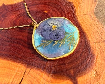 Grillige blauwpaarse hars gedroogde bloem ketting | Hanger met gebrandschilderd glas