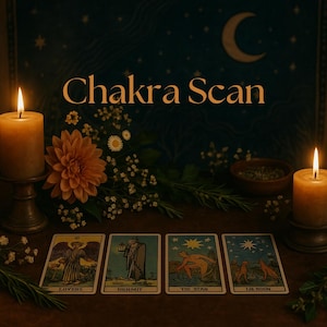 Può includere: Una natura morta con quattro carte dei tarocchi illustrate e testuali, tra cui "Lovers", "Hermit", "The Star" e "Lie Noon". Le carte sono disposte davanti a una candela accesa, fiori e il testo "Chakra Scan".