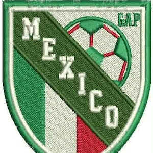 Op de afbeelding: Geborduurde patch met het woord "MEXICO" in wit op een groene diagonale streep. Een voetbal en het woord "GAP" staan in de rechterbovenhoek. De patch is groen, wit en rood, met een witte rand.