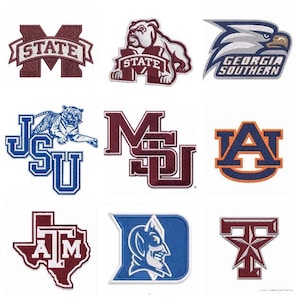 Op de afbeelding: Een verzameling van negen geborduurde patches met diverse universiteitslogo's, waaronder Mississippi State, Georgia Southern, JSU, Auburn, Texas A&M, Duke en Texas Tech, weergegeven in een raster op een witte achtergrond.