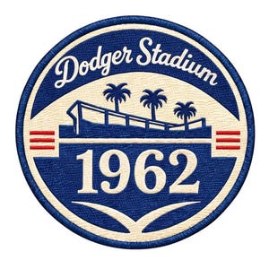 Może przedstawiać: Okrągła naszywka z napisem "Dodger Stadium" w białym kolorze nad grafiką stadionu i palmami. Rok "1962" jest wyświetlany poniżej. Naszywka ma niebieską obwódkę i akcenty z czerwonymi poziomymi paskami.