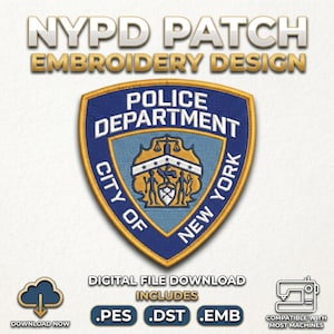 Könnte beinhalten: Ein gesticktes schildförmiges Aufnäher-Design mit dem Text Police Department City of New York. Das Emblem enthält ein zentrales Wappen mit einer Waage der Gerechtigkeit, einem Vogel und zwei Figuren, ausgeführt in blauen, goldenen und weißen Garnfarben.