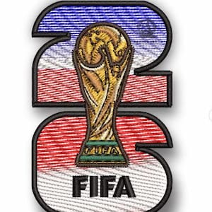 Puede incluir: Un parche bordado que muestra el número 2023 con un borde negro. Los números están rellenos con un patrón de rayas horizontales en azul, blanco y rojo. Un trofeo de la Copa Mundial de la FIFA de color dorado está centrado sobre los números.