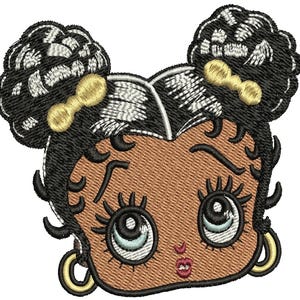 Op de afbeelding: Geborduurde patch met een cartoongezicht met zwart haar in twee knotjes, versierd met gouden strikken. Het gezicht heeft grote ogen, een kleine rode mond en gouden oorringen. De huidskleur is lichtbruin.