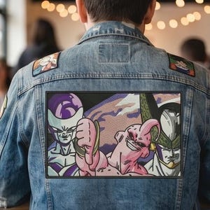 Puede incluir: Chaqueta vaquera azul claro con un gran parche bordado en la espalda con personajes de anime. También se ven parches más pequeños en los hombros. La chaqueta es de estilo clásico.