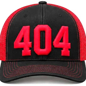 Puede incluir: Una gorra de béisbol negra con una parte trasera de malla roja brillante y un panel frontal estructurado. El frente muestra el número 404 en letras rojas en relieve. La visera curva presenta varias filas de costuras rojas en el borde.