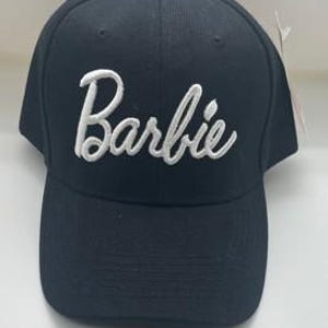 Könnte beinhalten: Schwarze Baseballkappe mit dem Wort "Barbie" in weißer Schrift auf der Vorderseite gestickt. Die Kappe hat einen gebogenen Schirm und eine runde Krone. Ein Etikett ist an der Seite befestigt.