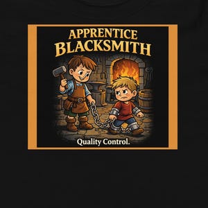 以下が含まれることがあります： 黒い幼児用Tシャツ。カラフルなグラフィックが特徴です。グラフィックは、鍛冶屋の店にいる2人の漫画の子供たちを描いており、「APPRENTICE BLACKSMITH」と「Quality Control」というテキストが書かれています。