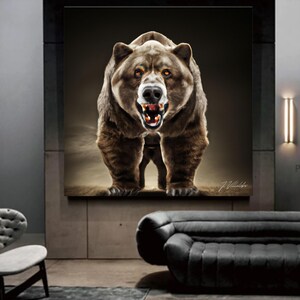 Puede incluir: Una gran impresión detallada de un oso pardo con la boca abierta, mostrando sus dientes. El oso tiene ojos de color naranja brillante y una expresión amenazante. La obra de arte se exhibe en una pared en un espacio de vida moderno.