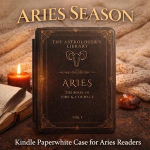 Puede incluir: Una funda Kindle Paperwhite marrón oscuro con letras doradas y el texto "ARIES SEASON". La funda presenta el título "The Astrologer's Library" y "ARIES: The Book of Fire & Courage". Una vela encendida y un libro abierto están en el fondo.