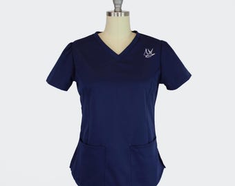 Blusa médica y veterinaria para mujer, con escote en V redondeado y dos bolsillos, color azul marino Sparrow / Fabricada en EE. UU. / Para adultos