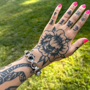 Handgjort ringbrynjearmband: Punk Grunge Alt-smycken