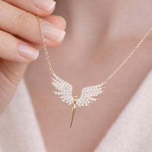 Collar de alas de ángel de la guarda en plata de ley 925 bañada en oro de 14 quilates. Delicado colgante de alas de ángel. Un regalo especial para ella. Joyas de protección. imagen 1