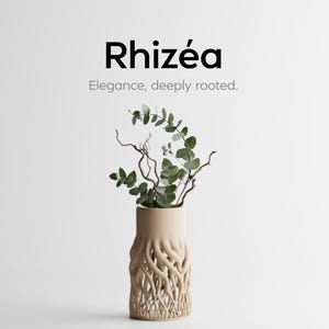 Peut inclure: Un vase beige avec un design en forme de racines, contenant des branches d'eucalyptus. Le texte "Rhizéa" et "Elegance, deeply rooted" sont affichés au-dessus du vase. Un élément de décoration intérieure.