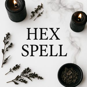 Peut inclure: Composition vue de dessus avec l'inscription "HEX SPELL" en noir. Deux bougies noires allumées sont placées en haut, avec un petit bol d'herbes en bas à droite. Des brins de plantes séchées sont dispersés autour du texte central.
