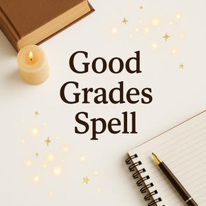 Puede incluir: Una vela beige encendida, un libro marrón cerrado y un cuaderno espiral con un bolígrafo están dispuestos sobre una superficie blanca. Las palabras "Good Grades Spell" están en texto marrón oscuro. Brillos dorados en forma de estrella están dispersos.