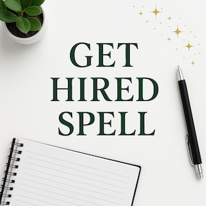 Puede incluir: Una superficie blanca con las palabras "GET HIRED SPELL" en verde oscuro. Un bolígrafo negro, un cuaderno de espiral y una pequeña planta en maceta también están en la superficie. Ilustraciones de estrellas doradas en la esquina superior derecha.