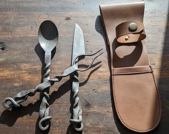 Juego de cubiertos medievales: cuchillo, tenedor y cuchara de hierro forjado a mano para recreaciones históricas y LARP.