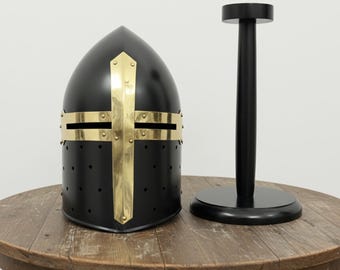 Kreuzritter Helm: Mittelalterlicher Ritter Stahlhelm mit Messingkreuz
