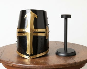 Schwarzer mittelalterlicher Tempelritter Kreuzritter Helm - Stahlpanzer mit Kreuz aus Messing