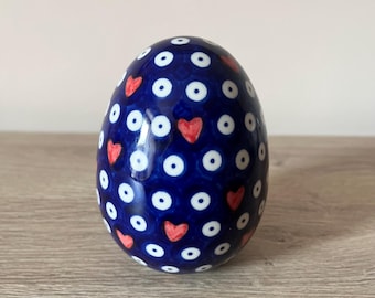 Polish Pottery Egg – Boleslawiec Ceramic Egg 11 cm Hand Painted Stoneware Ornament with Hearts Pattern Decorative Home Accent