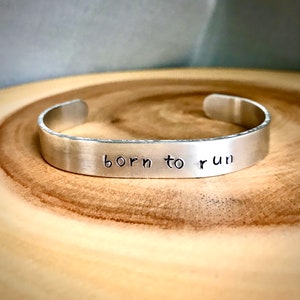 Stämplat justerbart armband med Born to Run-motiv - God sak - Välgörenhet - Born to Run Foundation - B2R - Protes - Protes - Amputerad gåva