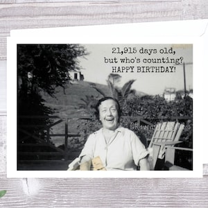 Carte #303. Drôle 6oth Birthday Card. 21 915 Days Old, But Who’s Counting? Heureux anniversaire! Drôle de carte de voeux. Funny Cards. 60e anniversaire.