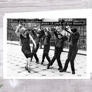 Carte #59. Carte de voeux. Quand vous trébuchez... Faites-le partie de la danse. Juste parce que la carte. Carte de tous les jours. Amitié. Carte d’encouragement.