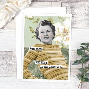Carte #fm154. Carte de vœux. Fait amusant: WHISKEY ressemble à du thé. Cartes de vœux drôles. style vintage. Cartes de notes drôles. Blank à l’intérieur.
