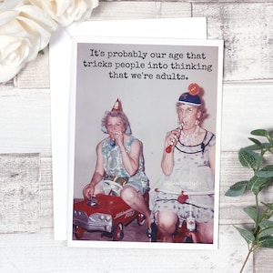 Carte n°678. Carte d'anniversaire drôle. C'est probablement notre âge qui fait croire aux gens que nous sommes des adultes. Cartes de voeux drôles. Carte photo.