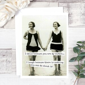 Carte #342. Drôle de carte de salutation. Je souris parce que tu es ma sœur... Je ris parce qu’il n’y a rien que vous pouvez faire à ce sujet! carte pour sœur.