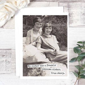 Carte #579. Ma soeur a une soeur génial freakin '. Histoire vraie. Voeux drôle carte Vintage Photo carte cadeau pour soeur. Anniversaire