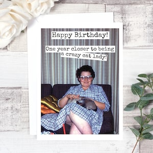 Carte #316. Funny Birthday Card. Joyeux anniversaire! Un an plus près d’être une dame de chat fou! Funny Greeting Card. Crazy Cat Lady. Carte de chat.