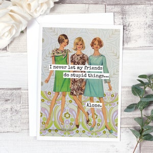 Carte #fm140. Carte de voeux. Je ne laisse jamais mes amis faire des choses stupides ... Seul. Carte d’amitié. Cartes de vœux drôles. style vintage. Pour elle.