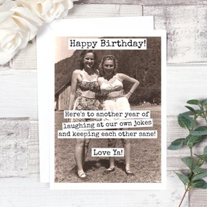 Carte n°292. Carte d'anniversaire. Encore une année à rire de nos propres blagues et à garder la raison d'être ! Je t'aime ! Carte de voeux.