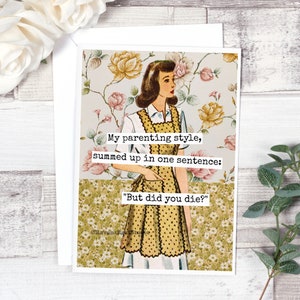 Carte n°fm151. Carte de voeux. Mon style parental, résumé en une phrase : « Mais es-tu mort ? Carte de fête des mères. Carte pour maman. Anniversaire maman.