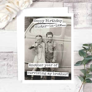 Carte #513. Funny Birthday Card. Joyeux anniversaire Sister-In Law... Une autre année de survie de mon frère! Drôle de cartes de voeux. Carte pour sœur.