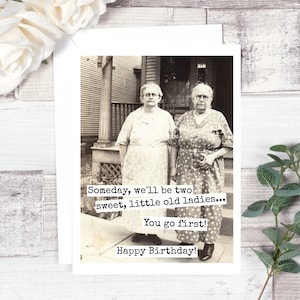 Carte n° 406b. Carte d'anniversaire drôle. Un jour, nous serons deux adorables petites vieilles dames... Vous passez en premier ! Carte de voeux drôle. Carte pour elle. Ami.