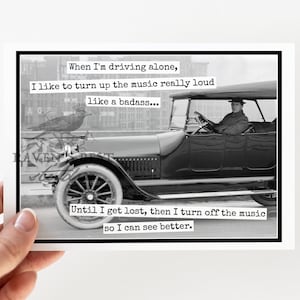 Carte #rr856b. Quand je conduis seul, j'aime mettre la musique très fort comme un dur à cuire. Jusqu'à ce que je me perde, des cartes de voeux amusantes. millésime