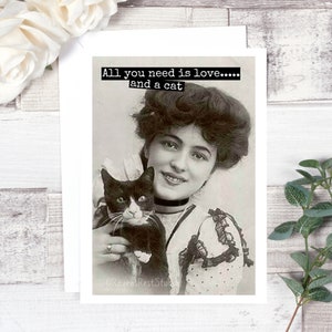 Carte #50. Carte de voeux. Tout ce dont vous avez besoin, c’est d’amour... Et un chat. Carte de tous les jours. Carte pour l’amant de chat. Cadeau de chat. Dame de chat fou. Drôles de cartes.